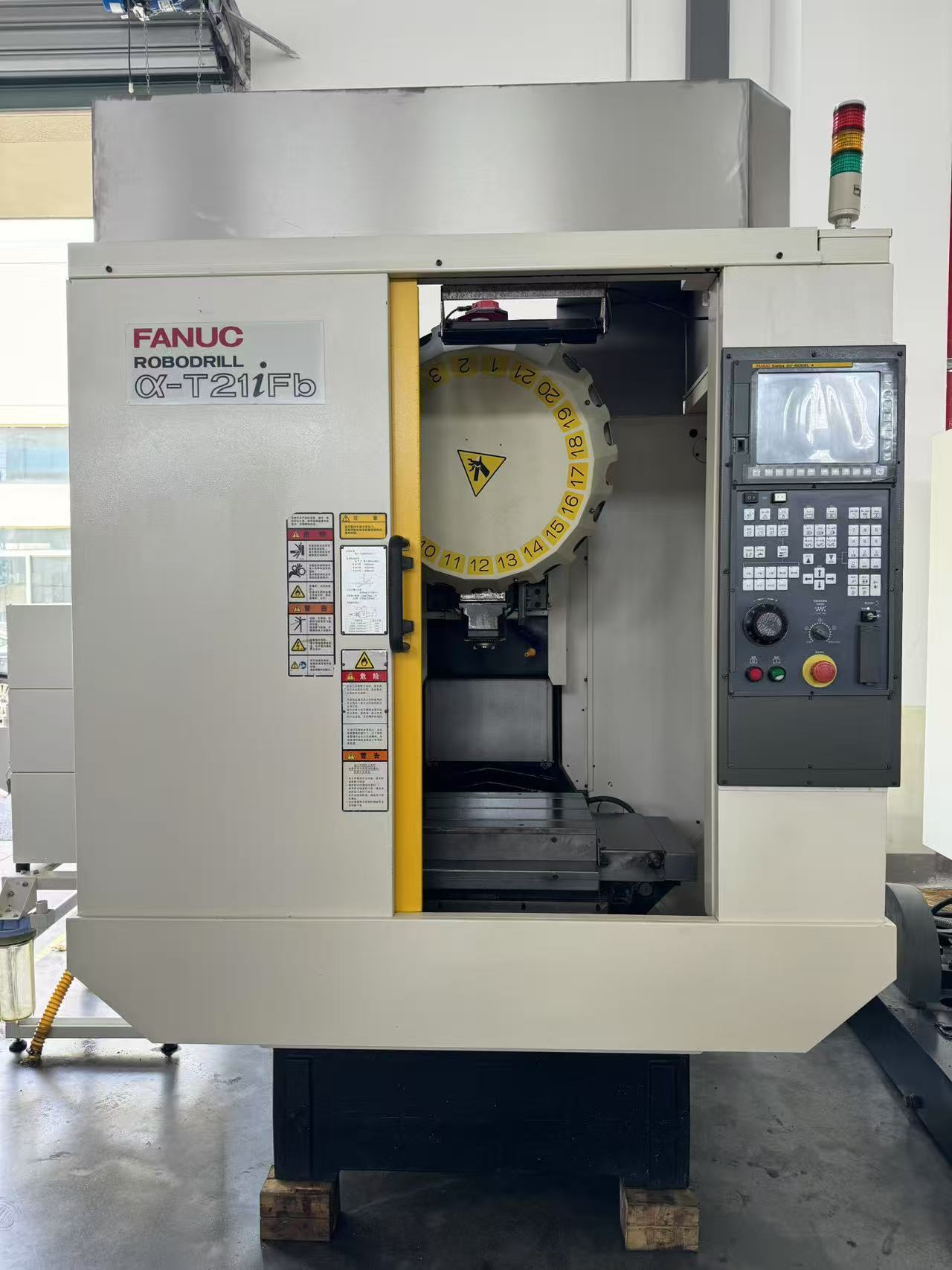 Used FANUC ROBODRILL α-T21iFb CNC Machine Japan