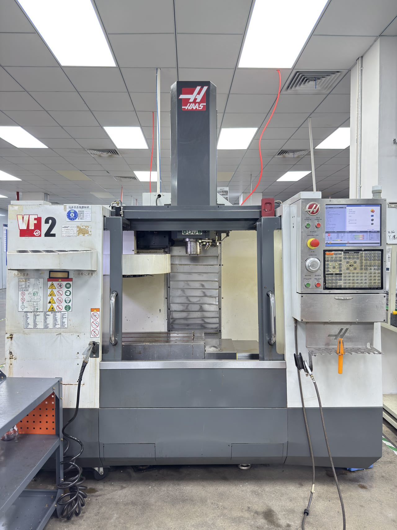 Gebrauchtes Haas VF-2 CNC-Vertikalbearbeitungszentrum zu verkaufen