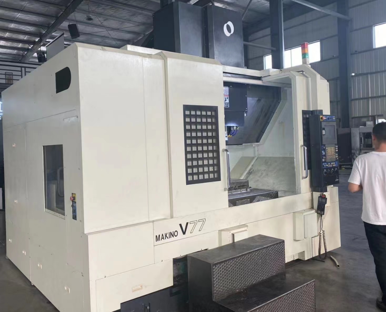 Used Makino V77 CNC Machining Center for Sale | Japan