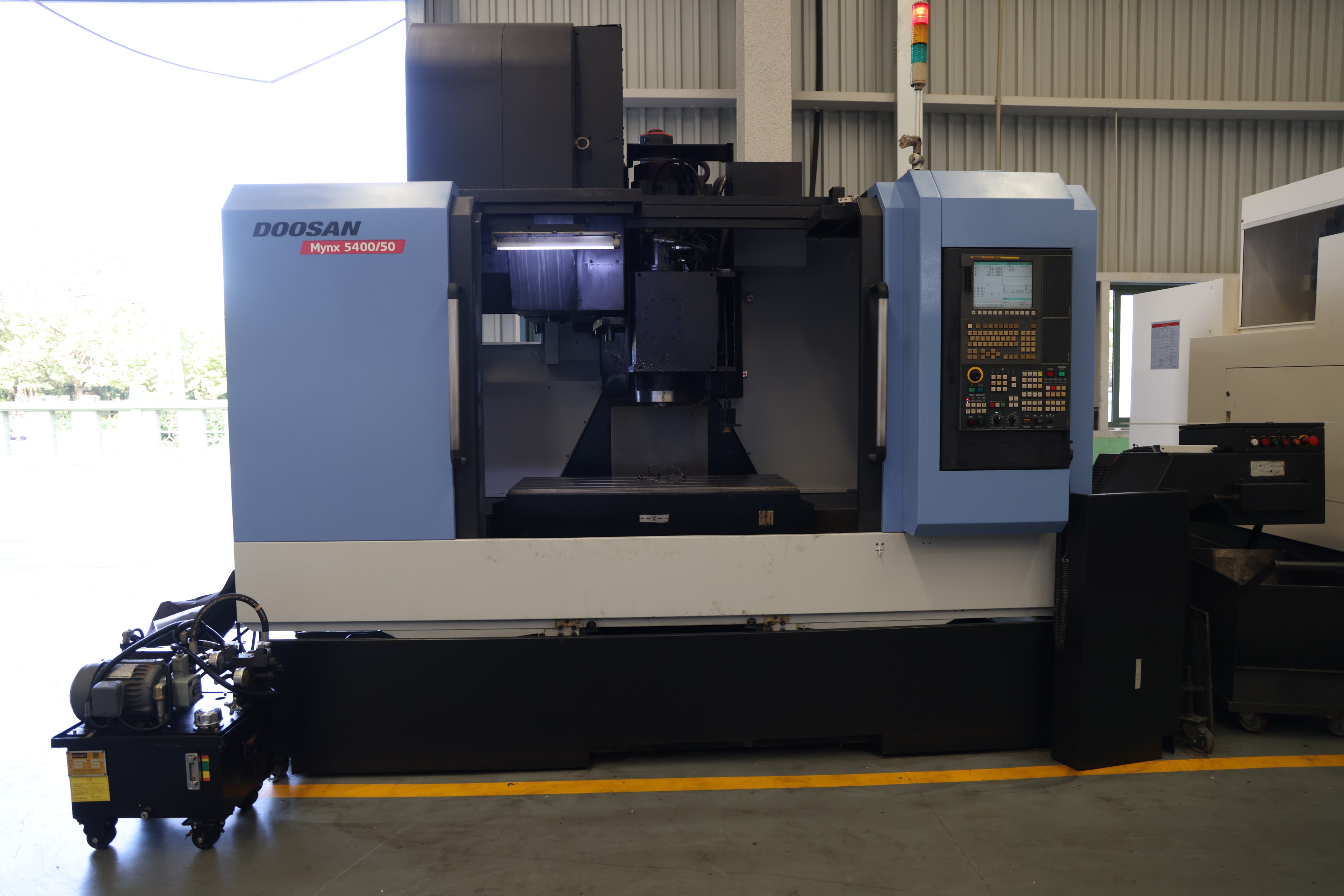 Centro di lavoro verticale CNC Doosan Mynx 5400/50 usato
